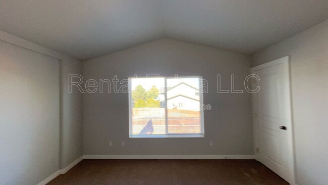 Building Photo - 855 NE Larch Ave