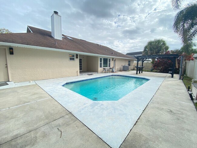 Building Photo - 4955 Southfork Ranch Dr