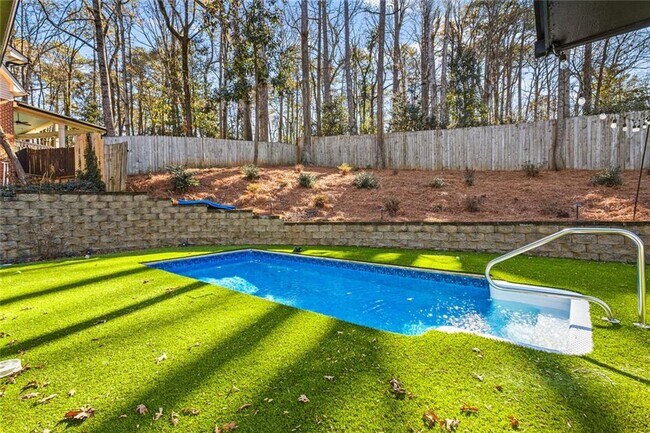 Building Photo - 915 Lost Forest Dr NW