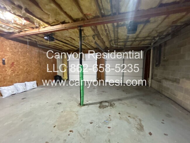 Building Photo - Beautiful 3 BR/3Bath in well sought after neighborhood !