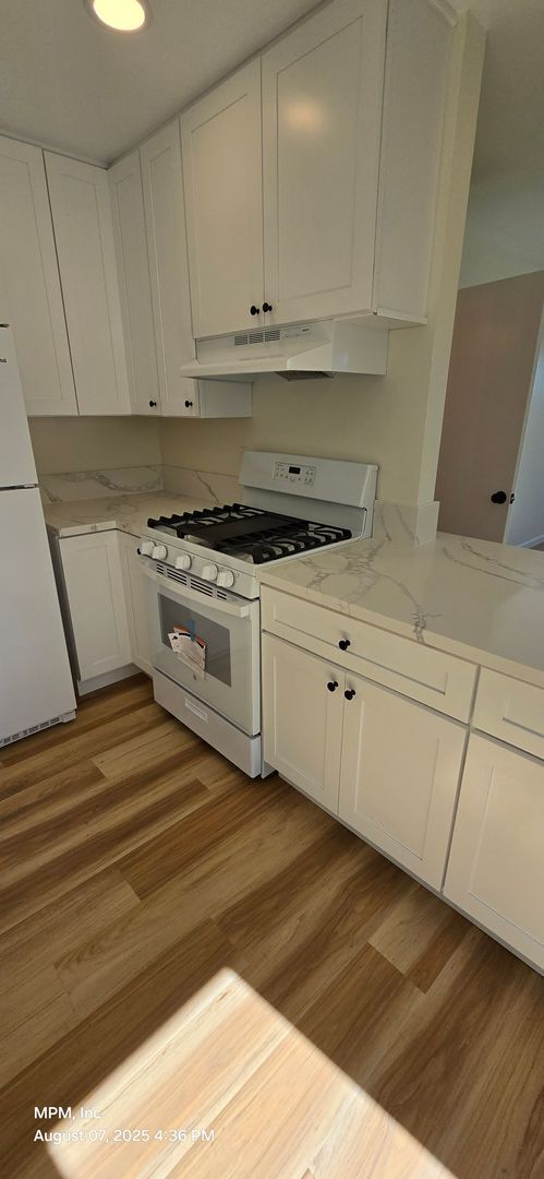 Building Photo - 2 bed 1.5 bath Apartment