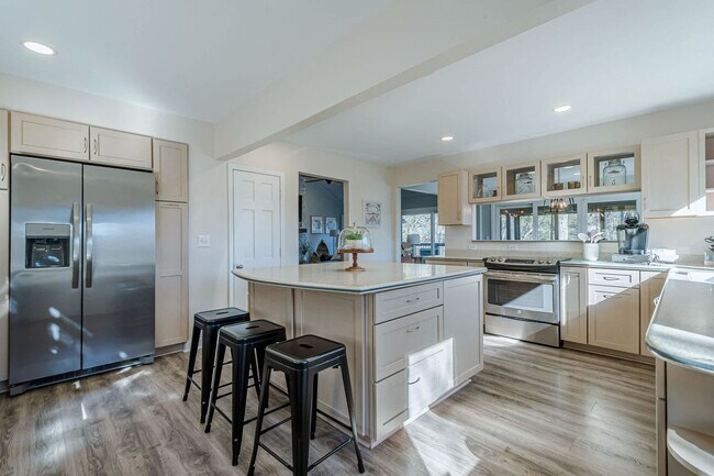 Building Photo - 117 Lakeview Cir