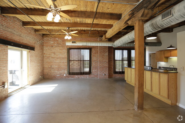 2BR, 2BA - 1300 SF - Lofts at 415