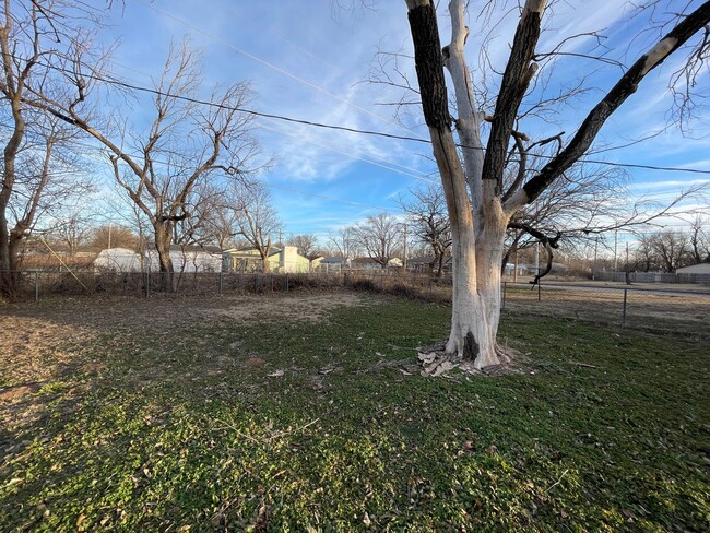 Building Photo - 3 bedroom home with fenced in back yard
