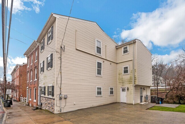 Building Photo - 203 Ford St