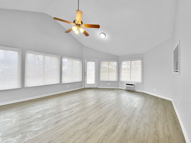 Building Photo - Beautiful 3 Bed 2.5 Bath Ranch Home with Garage in Raytown, MO