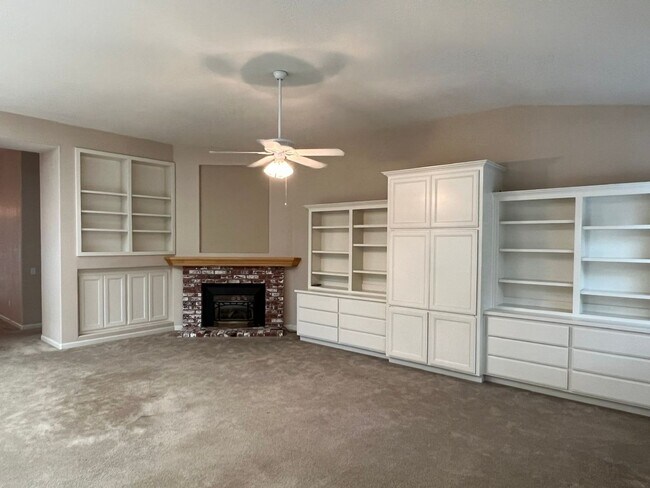 Building Photo - 4 bedrooms with 3 car garage in Rose Lane ...