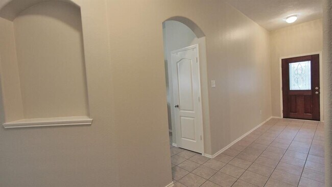 Building Photo - 1319 Colonial Manor Dr