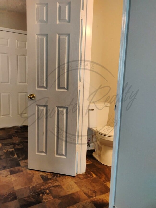 Building Photo - Two Bedroom Townhouse with deck near Trini...