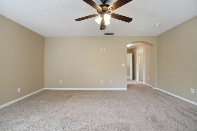 Building Photo - Spacious 4/3 House With 3-Car Garage In Th...
