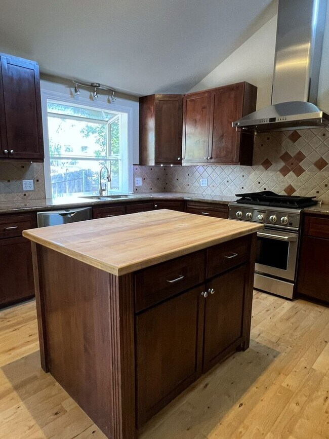 Building Photo - Fantastic 4 bed 3 bath home in the Highlan...