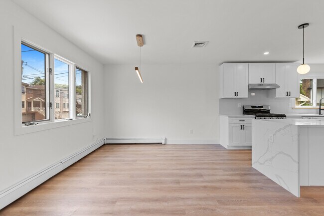 Building Photo - 302 E Harriet Ave