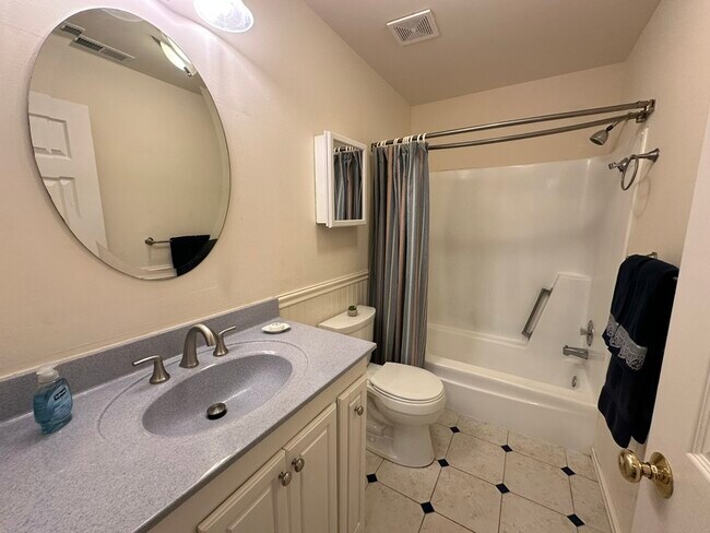 Building Photo - 703 Camelback Ct