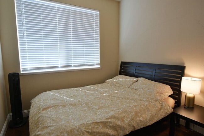 Building Photo - Beautiful and Modern 3 Bedroom 3.5 Bath Tr...
