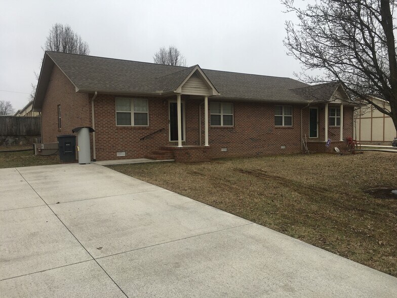 Building Photo - 745 Bradley Dr