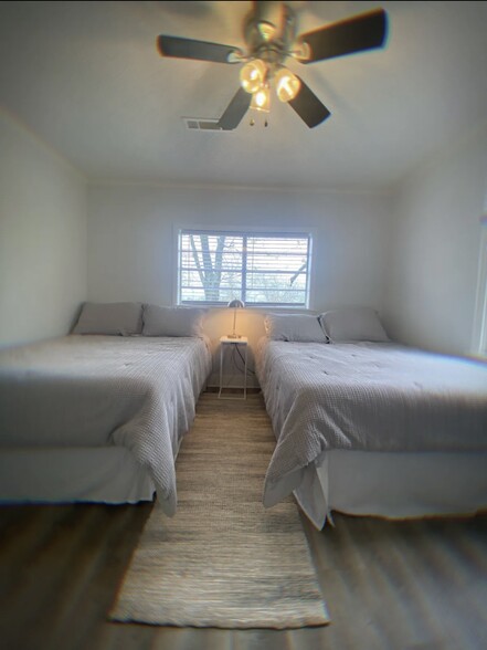 Two double beds in guest room - 1429 W Deane St