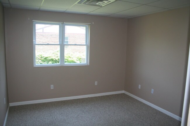 Building Photo - Collins Ferry Court