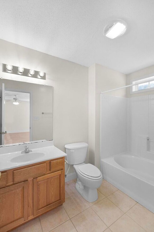 Building Photo - Large Ranch Home with 4BR/ 2 Bath with an ...