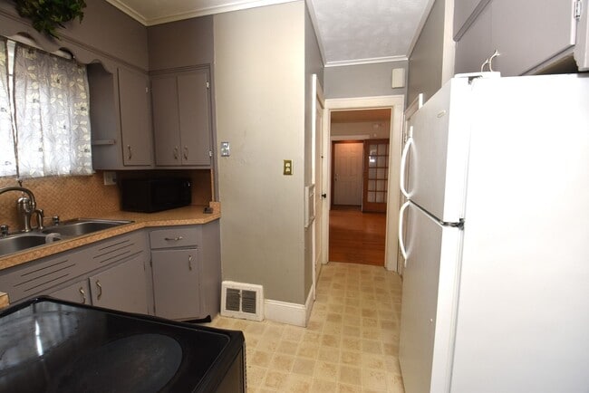 Building Photo - 3 bedroom 1.5 bath home next to IUSB.
