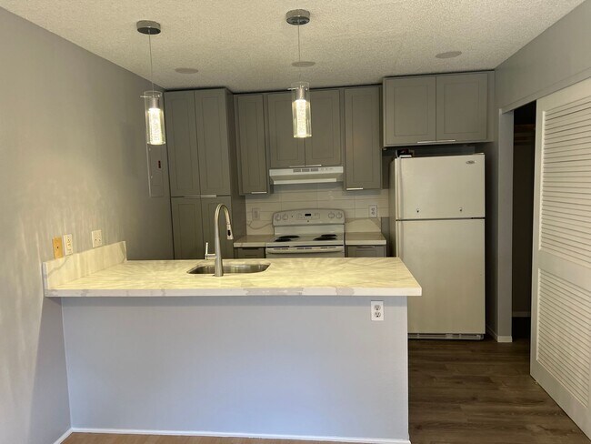 Building Photo - Upstairs Corner Unit 1 Bedroom/1 Bath Town...