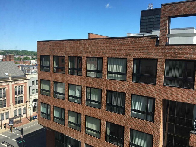 Building Photo - 875 Elm St