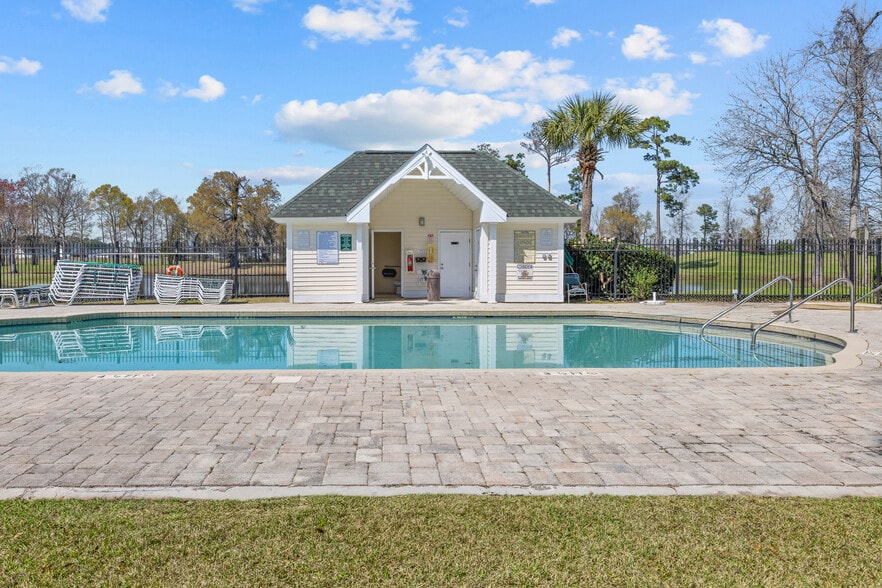 Building Photo - 557 White River Dr