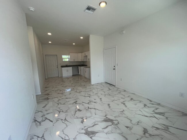 Building Photo - ASK US ABOUT FREE RENT! LOCATION LOCATION ...