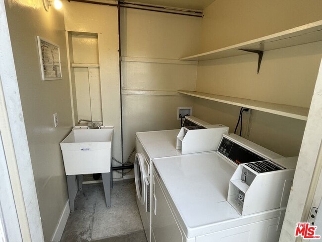 Building Photo - 351 Temple Ave