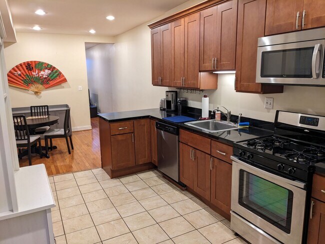 Building Photo - Beautifully renovated rowhome with refinis...