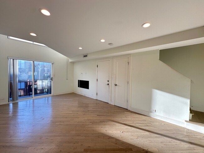 Building Photo - 949 W Grace St