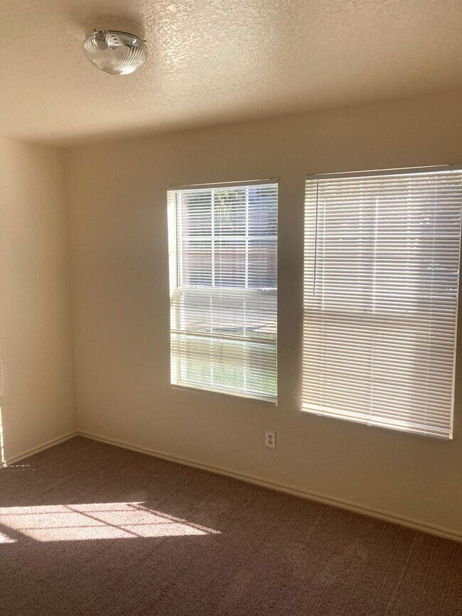 Building Photo - Spacious open concept ranch