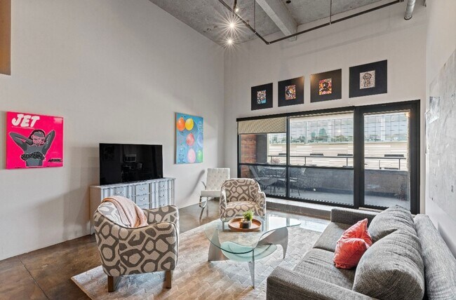 Building Photo - Fully Furnished 2 Bed / 2 Bath Modern Apartment Near Union Station! $2695.00!