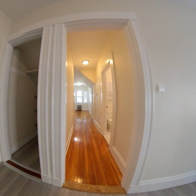 Building Photo - 11 Banks St