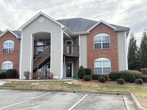 Building Photo - MOVE IN SPECIAL: 2 Bedroom, 2 Bathroom Condo in High Point!