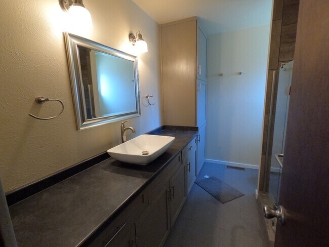 Building Photo - 1048 Monte Largo Dr NE