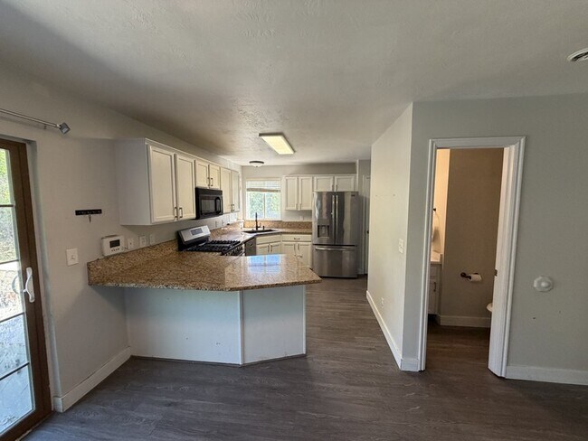 Building Photo - 704 Country Club Dr