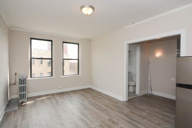 Building Photo - 3335 W Diversey Ave