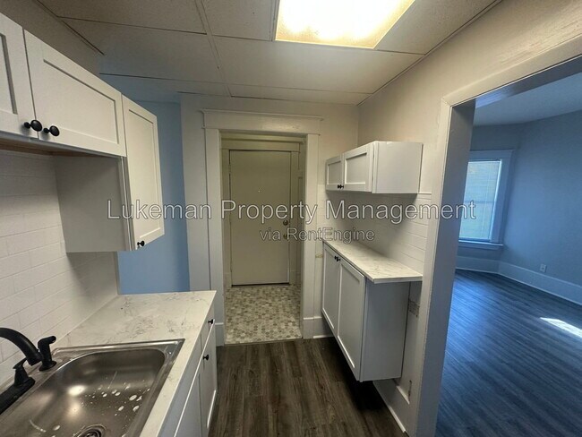 Building Photo - 1320 S Westnedge Ave