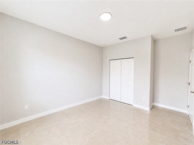 Building Photo - 2116 NE 22nd Ave