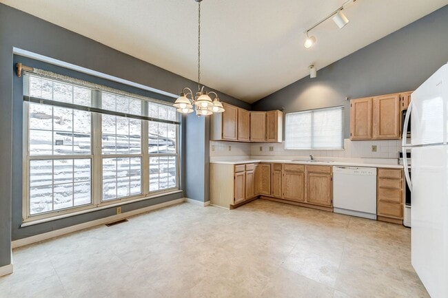 Building Photo - SPACIOUS 3 BEDROOM 2 BATH W/2 CAR GARAGE