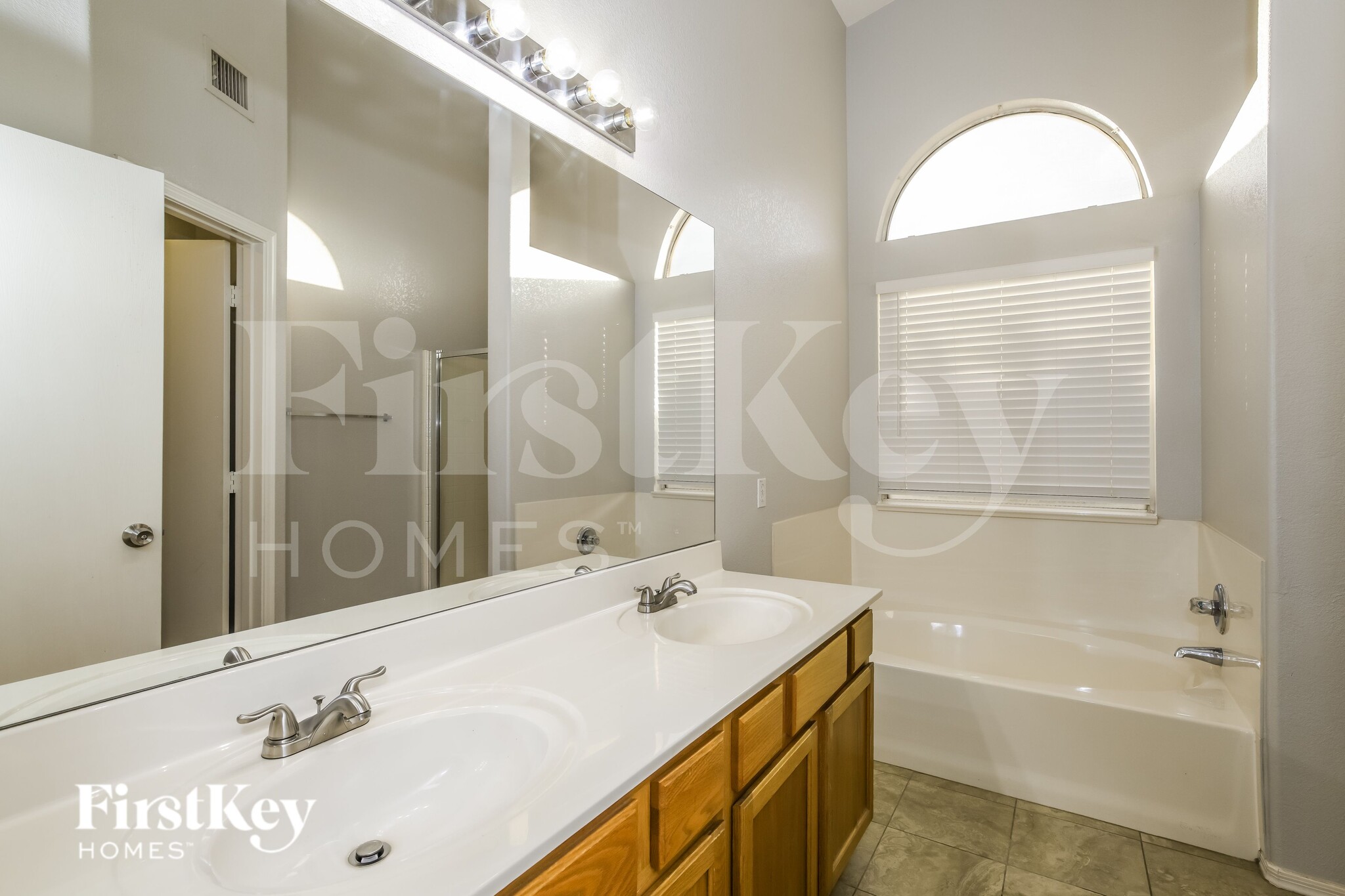 Building Photo - 1809 E Oakland St