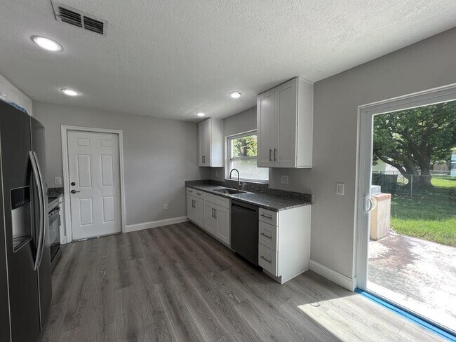 Building Photo - 1313 Summer Breeze Rd