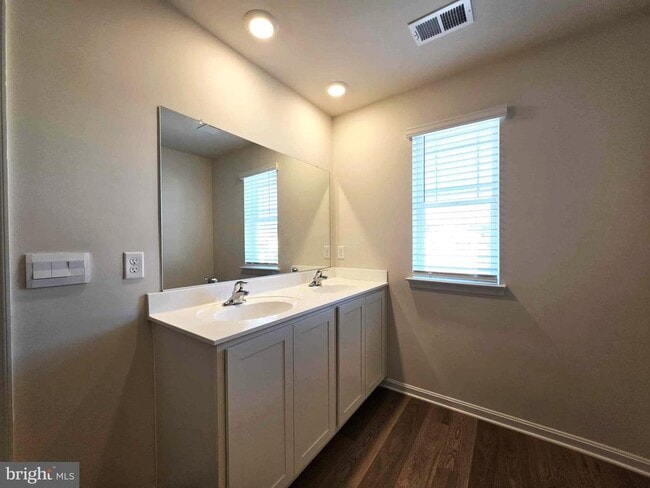 Building Photo - 374 Robbins Farm Rd