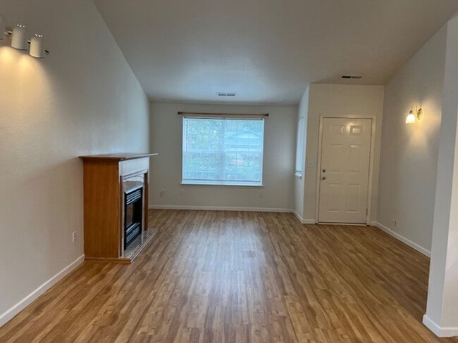 Building Photo - SINGLE FAMILY HOME W/ FENCED YARD/ DOUBLE ...