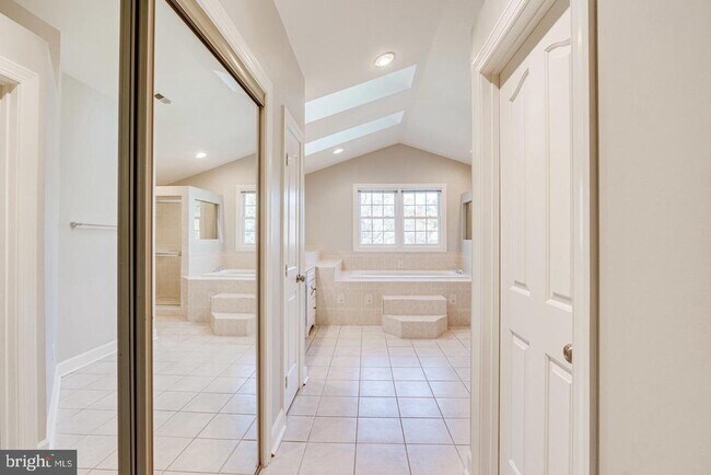 Building Photo - 1168 Taji Ct