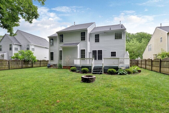 Building Photo - Spacious Home on Wooded Lot!