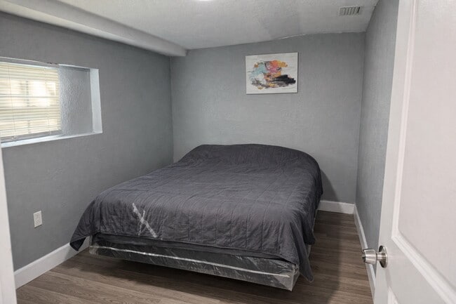 Building Photo - 802 E Emma St