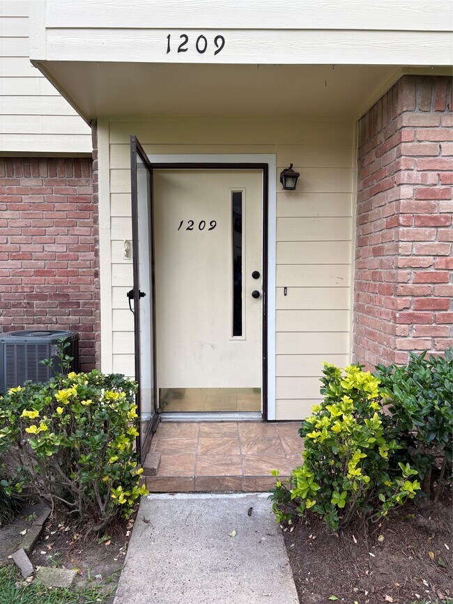 Building Photo - 14515 Wunderlich Dr