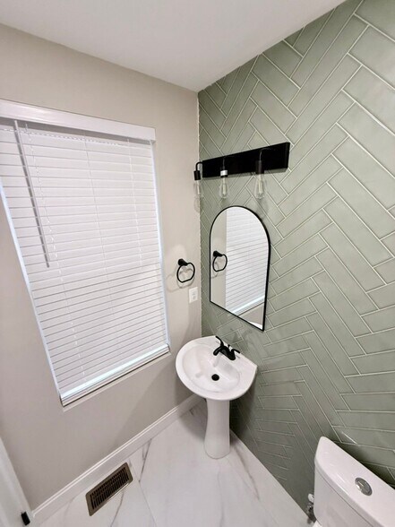 Building Photo - 2009 N Smallwood St