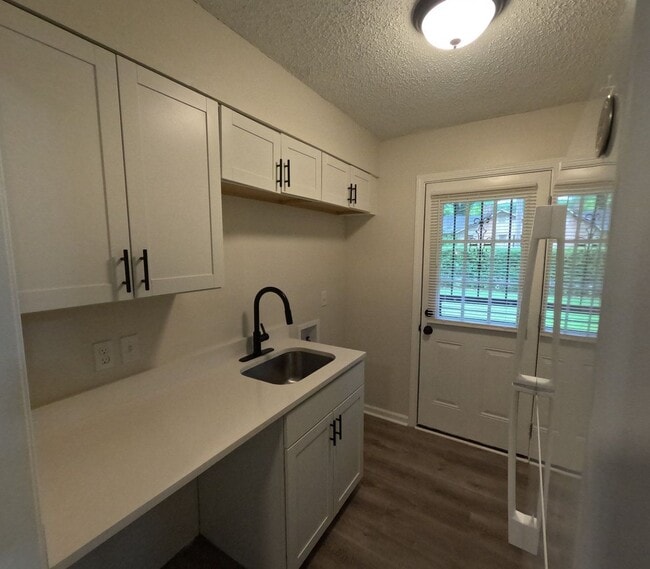 Building Photo - Fully Renovated 2BR Duplex Near University of Memphis | Pet Friendly